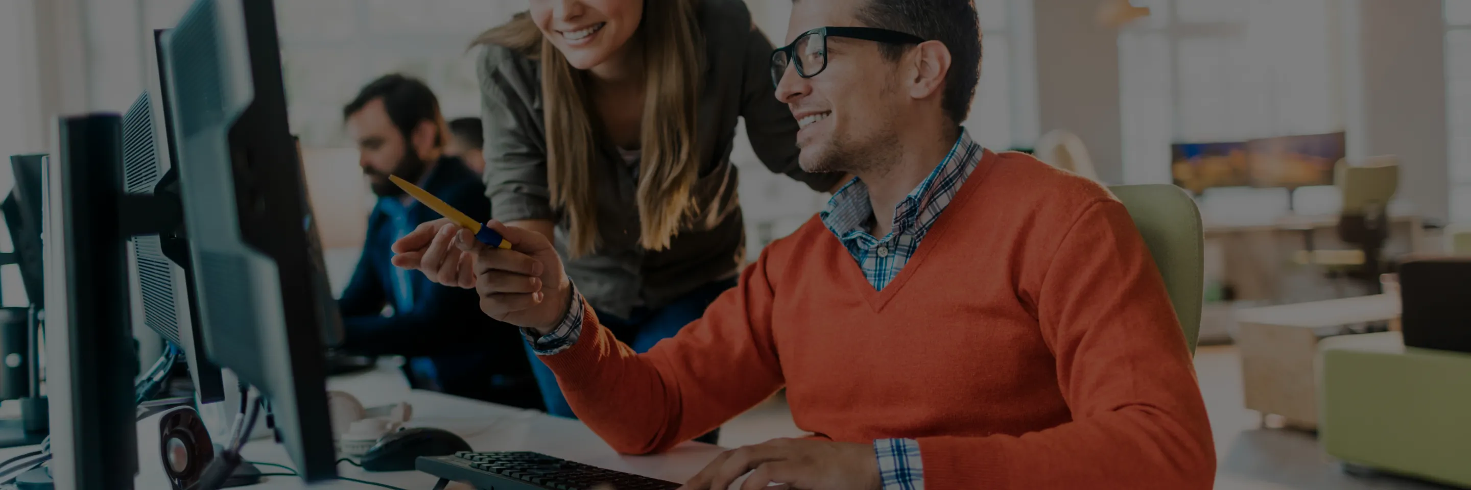 impiegati lavorano con software analisi produttivita performo