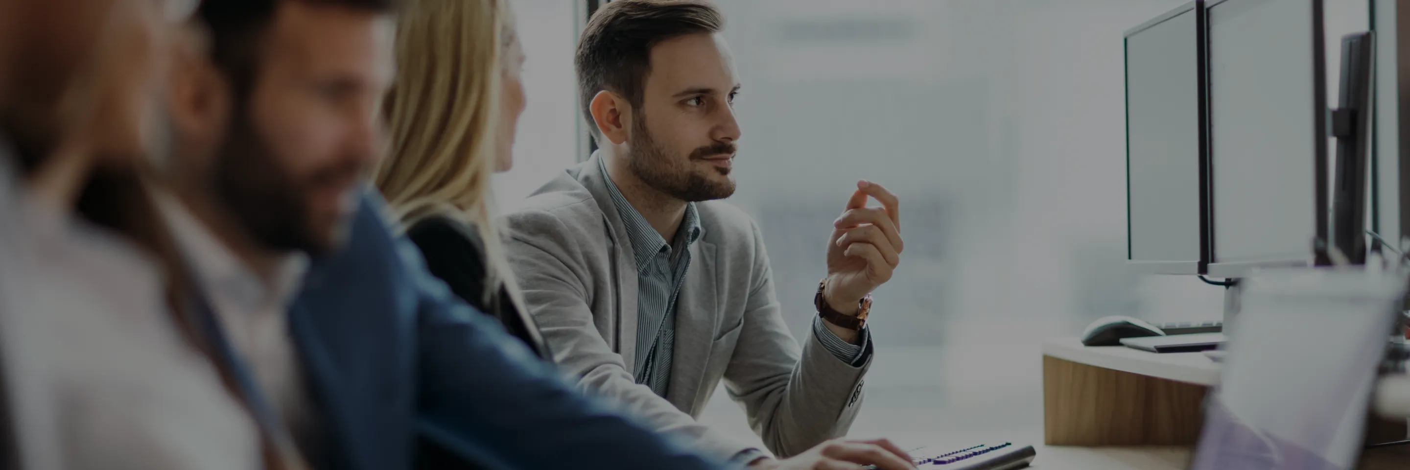 operatore lavora su software ottimizzazione processi produttivi pianifico