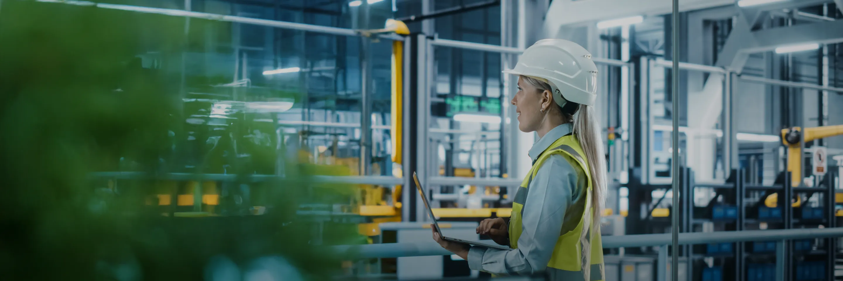 operatrice gestisce consumi software efficienza energetica efficento